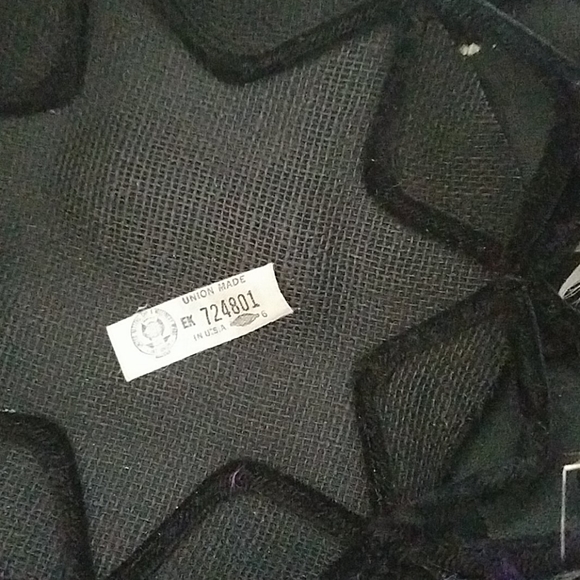 Ladies Vtg. Black pill-box  style hat with feather - Picture 4 of 4